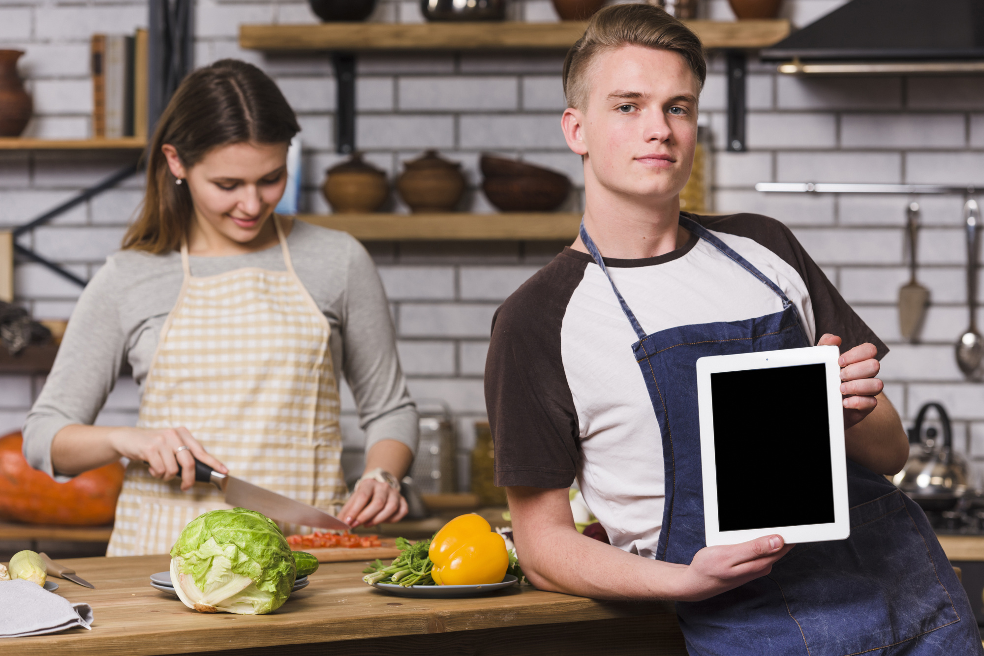 Köchin erklärt Rezept mit Tablet