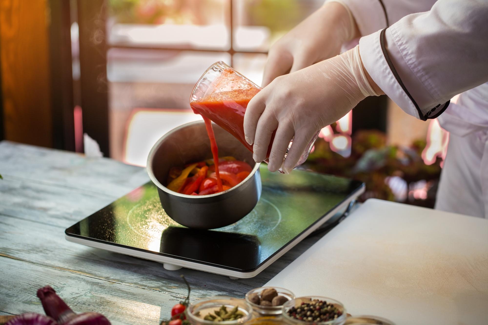 Arbeitsplatz: Chef testet Rezept auf Tablet